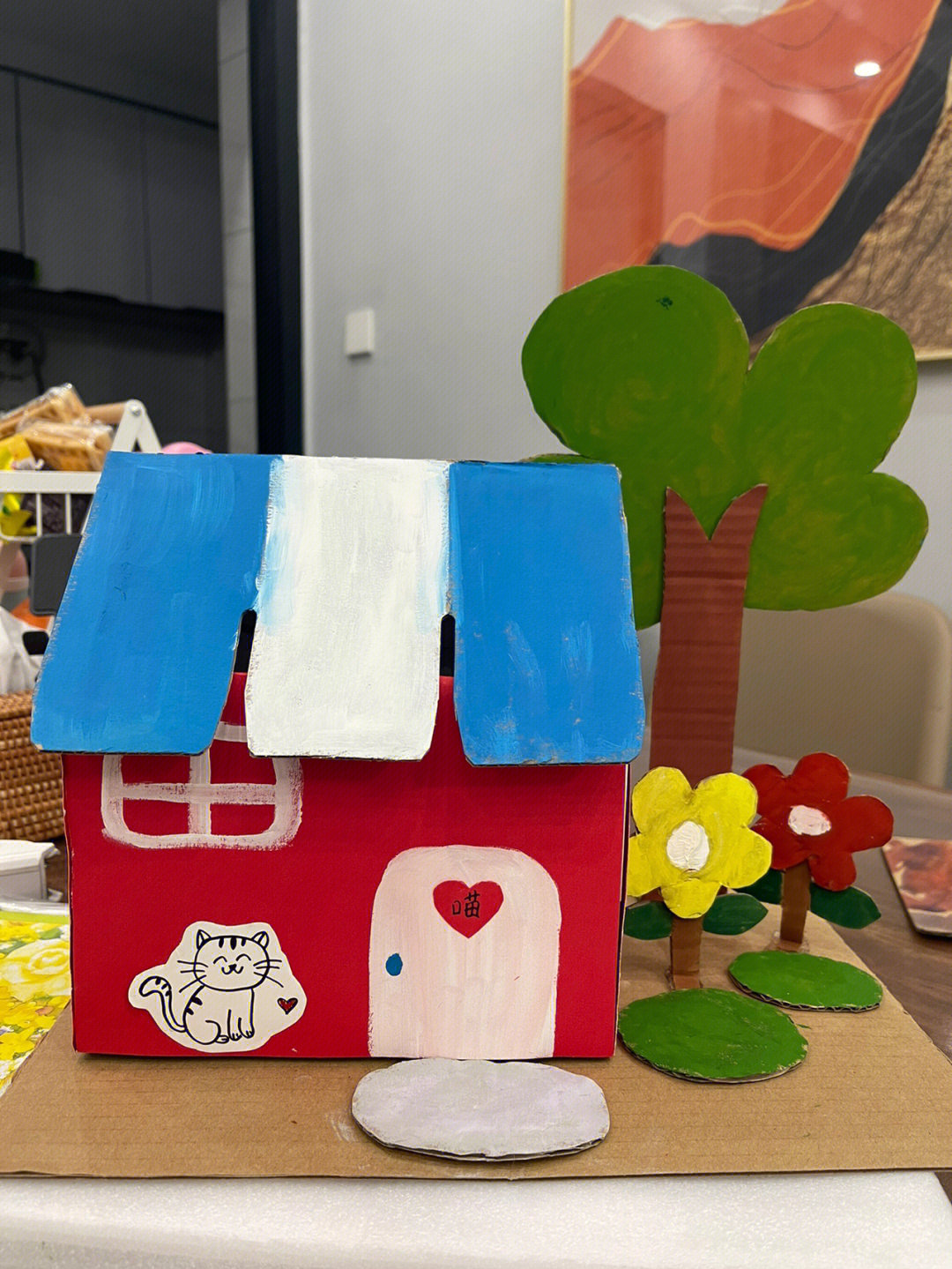 小猫屋幼儿园手工之纸箱小房子