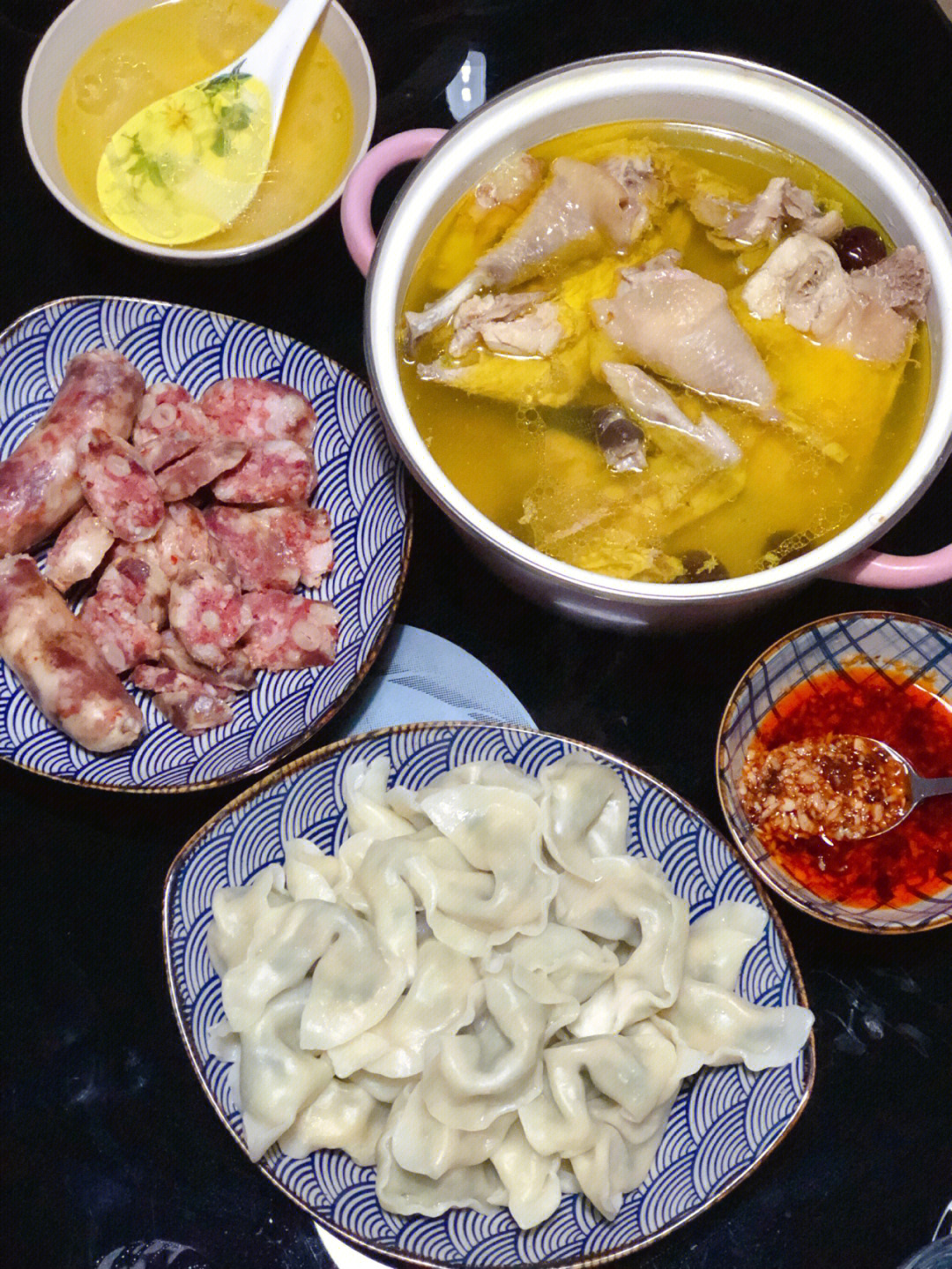 李锦记蒜蓉酱 老干妈辣子鸡 醋 芝麻油的蘸料配饺子和鸡肉都是一绝!