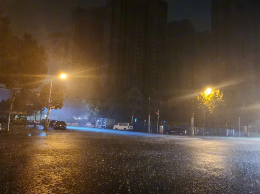 深圳晚上下雨图片图片