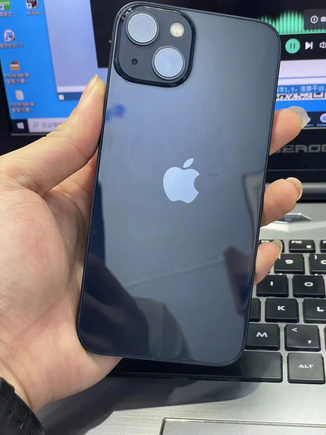 iphone13蓝色实物图图片