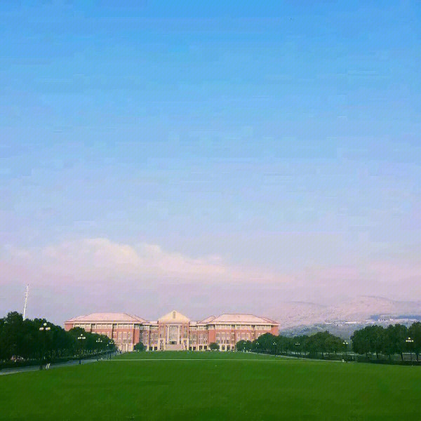 南京传媒学院大草坪图片