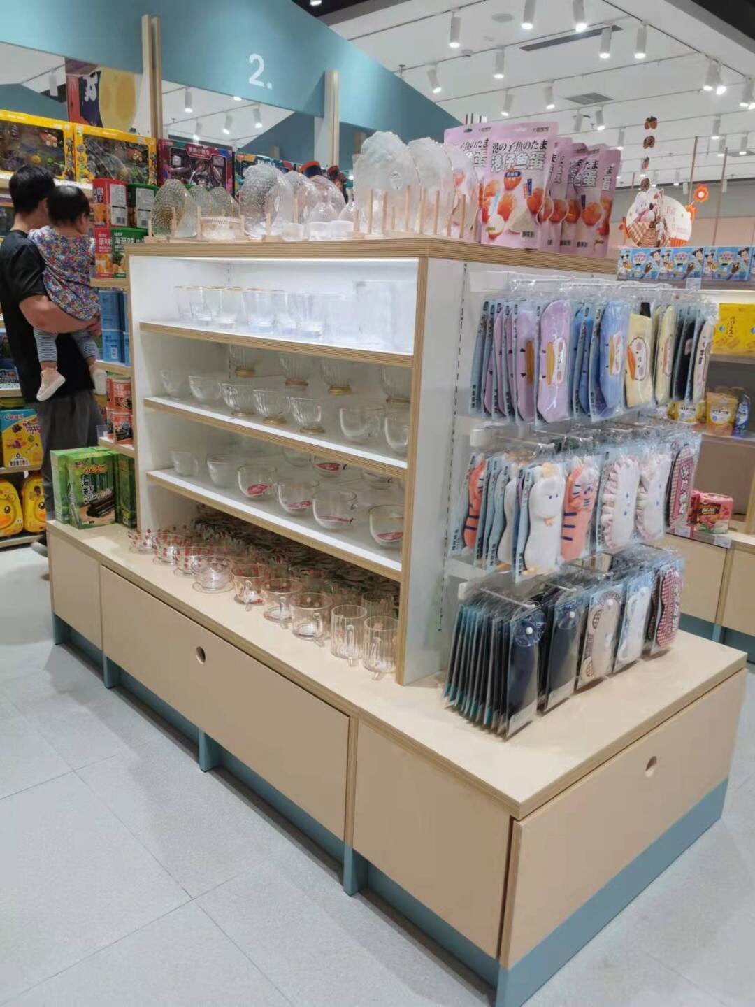 清新时尚精品店货架实拍展示