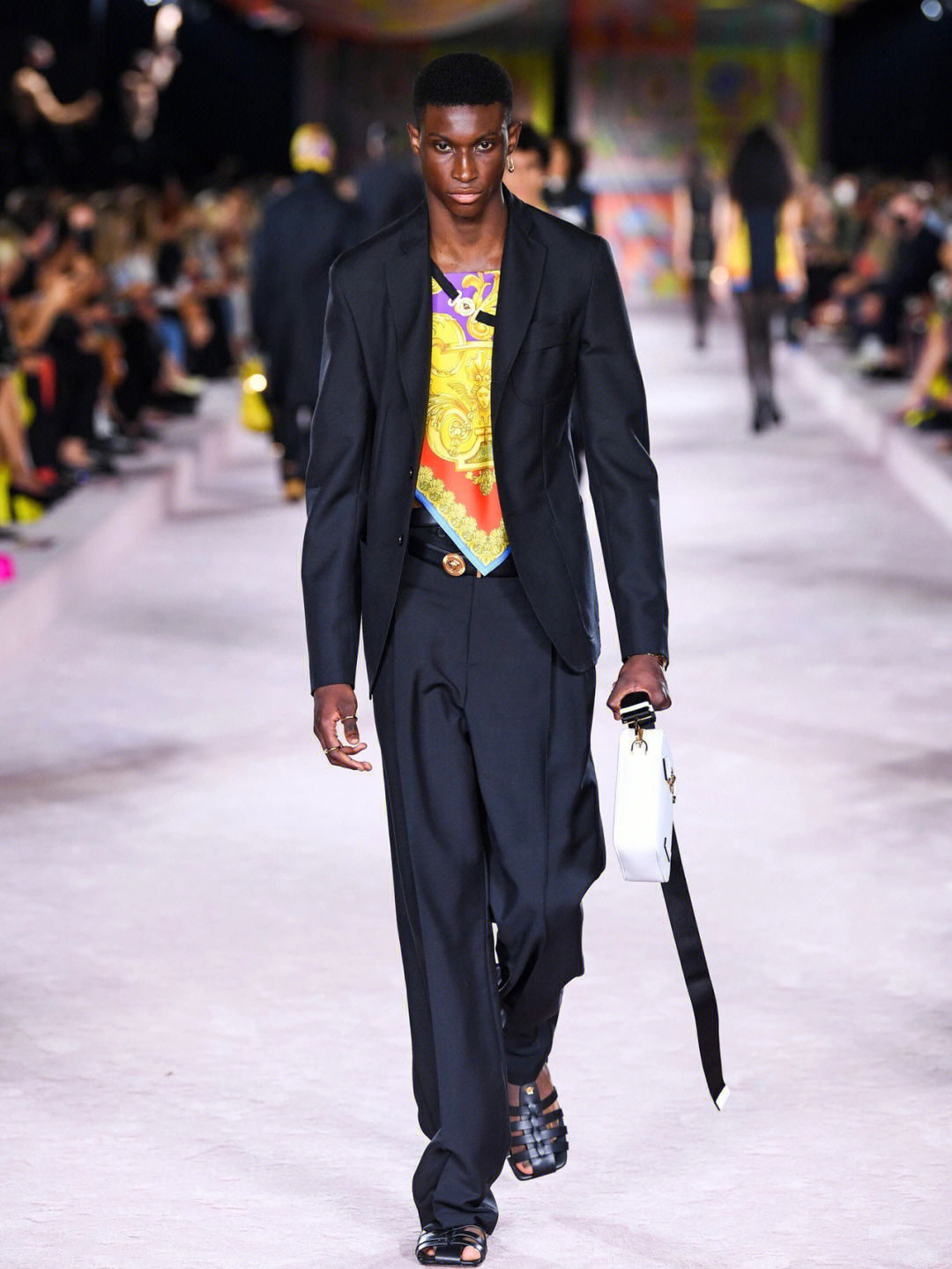 versace2022春夏系列打破常规的男装穿搭
