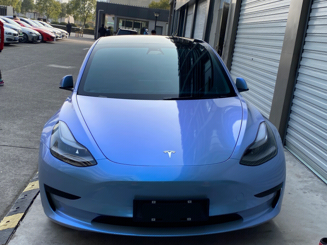 特斯拉model3蓝灰带点紫不夸张不花哨