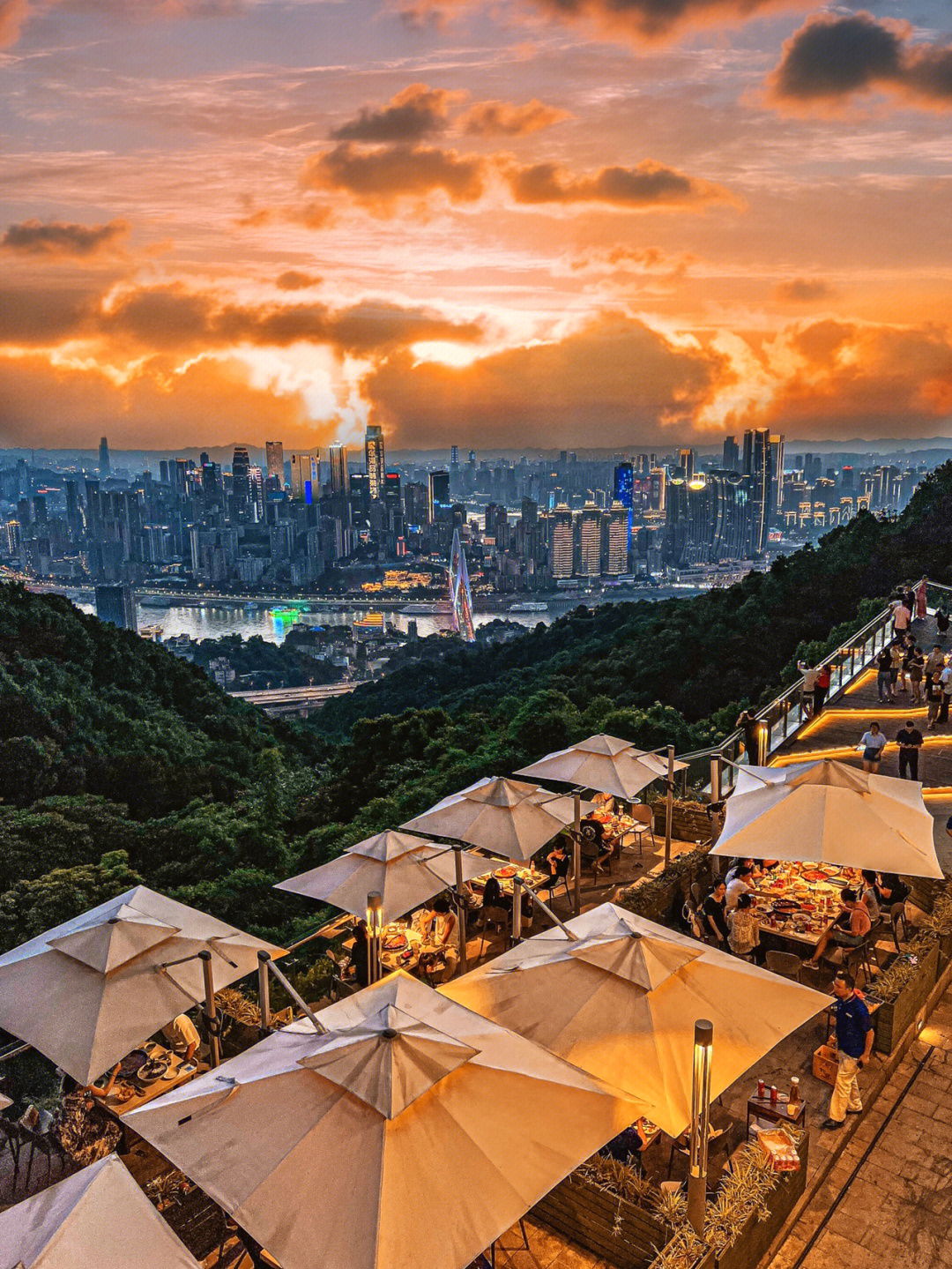 重庆夜景最美高空餐厅图片