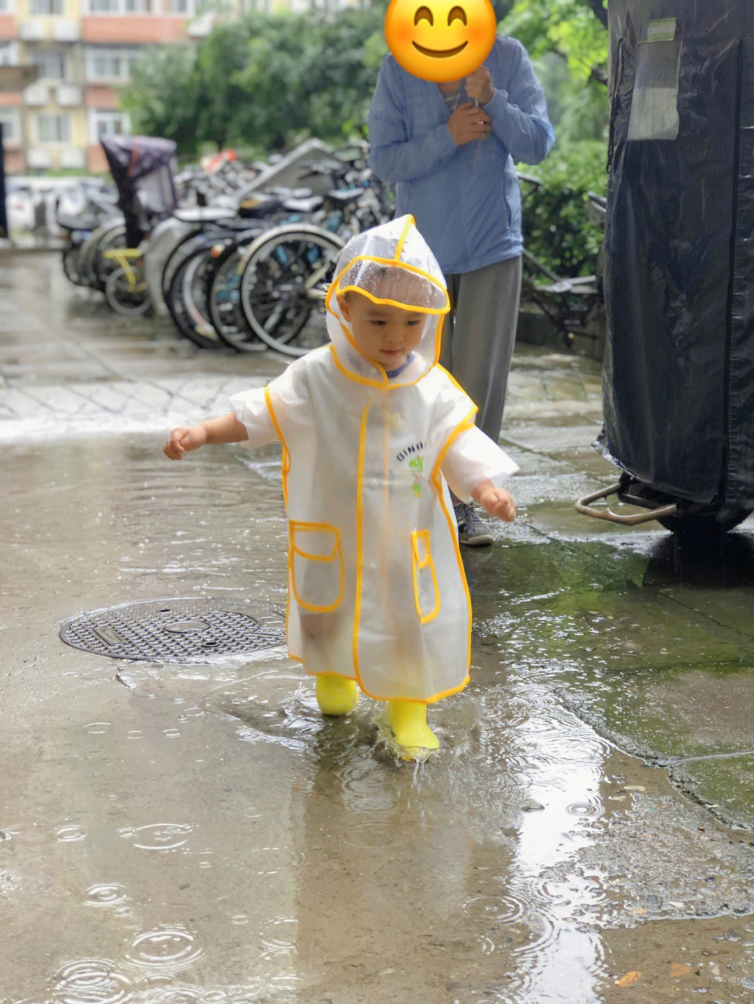 雨天撒欢踩水的小孩