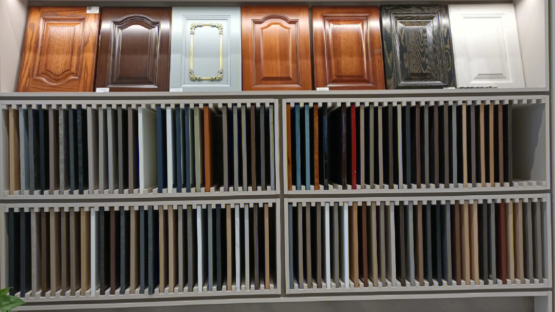 我们自己生产的门墙柜一体板材品类有:泰国进口美卓橡胶木实木颗粒板