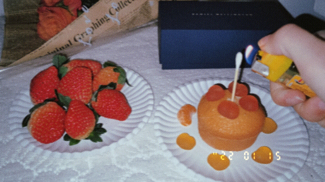 蛋黄派插蜡烛生日蛋糕图片