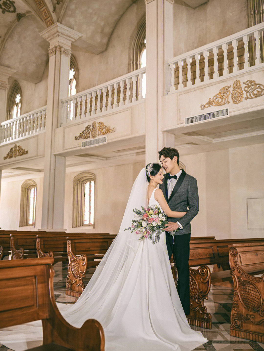 教堂婚纱照赋予爱情最高级的仪式感