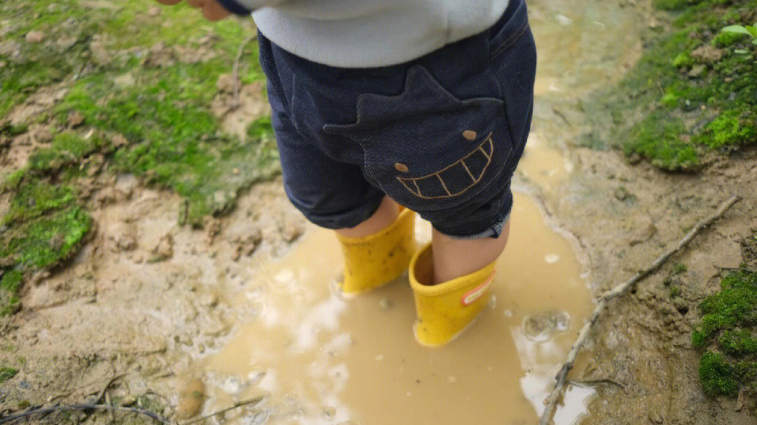 穿过膝雨靴进水了图片