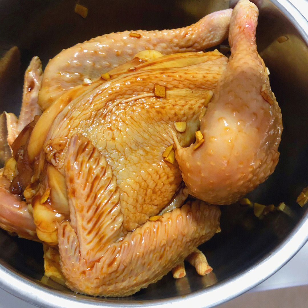 要忌辛辣 不能用其他料包  所以麻麻用的是酱油 葱 姜片 蒜秘制的全鸡