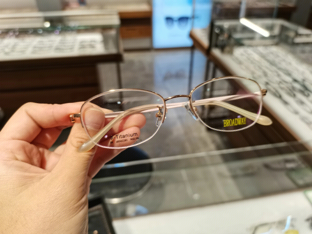 高颜值老花镜超轻纯钛中老年眼镜