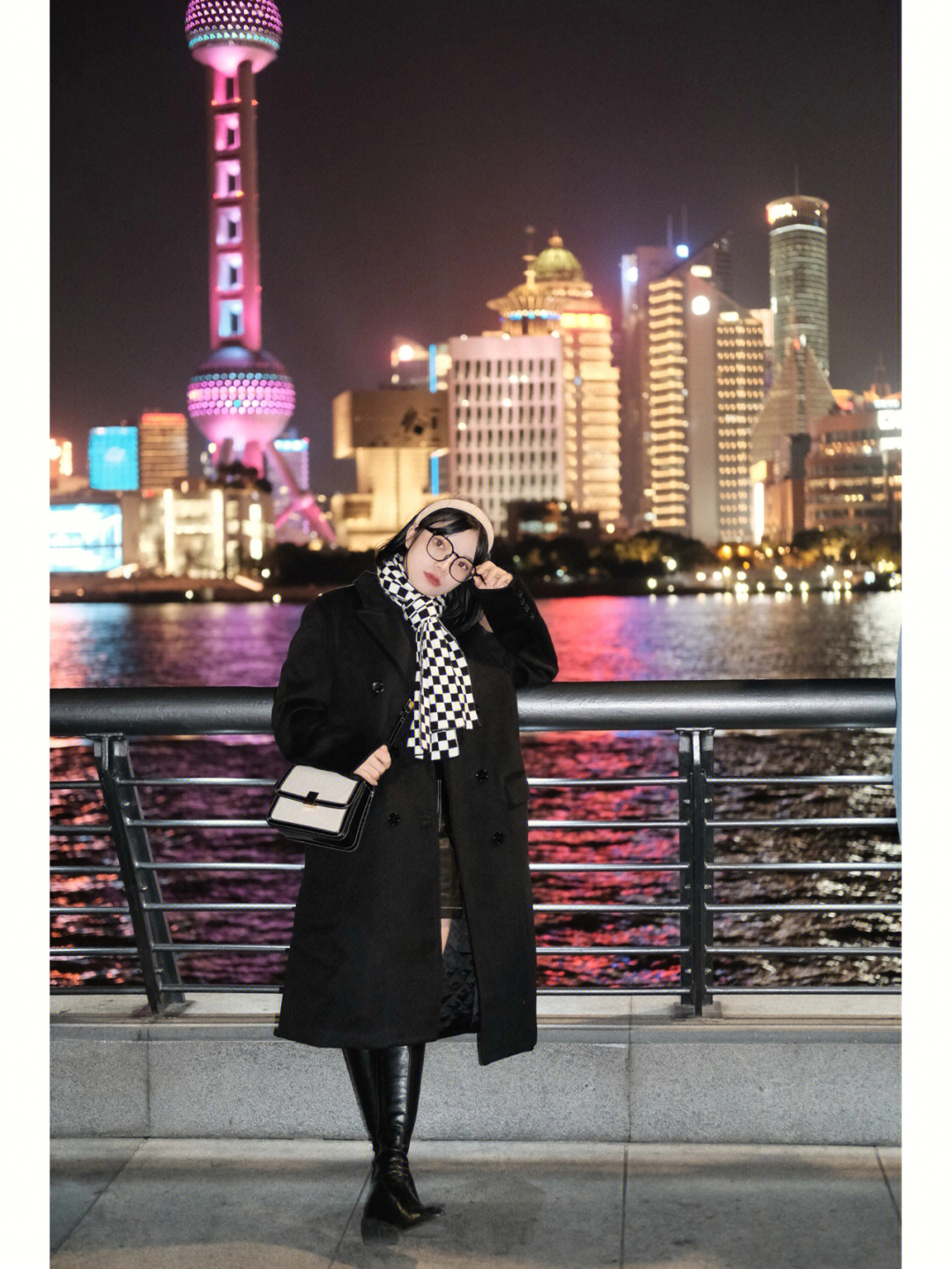 ootd黑色毛呢大衣搭配上海外滩夜景拍照