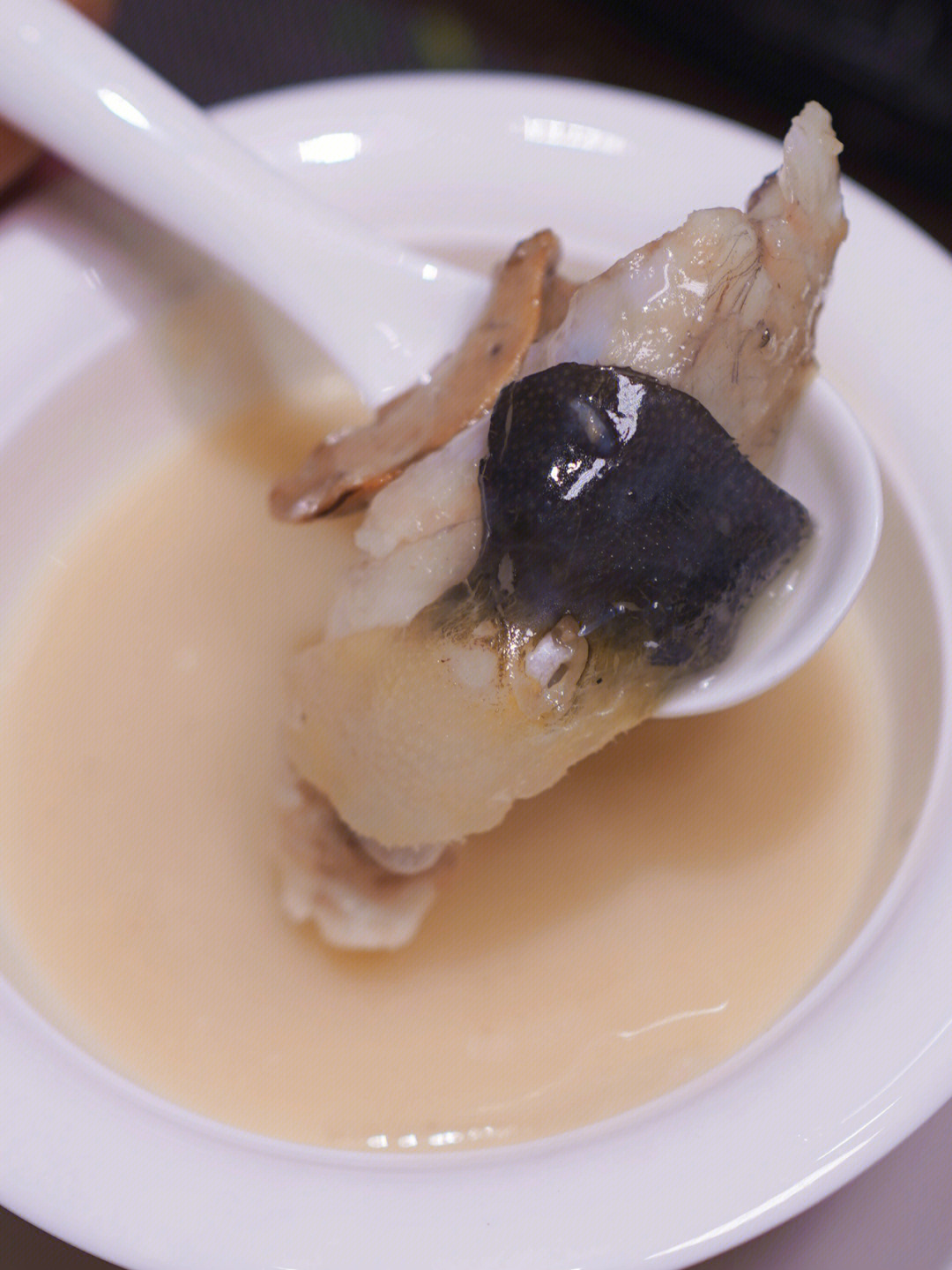 白汤炖的河豚肉紧而甜,鱼皮布满胶质和刺,最好吃的是内脏,这种含有