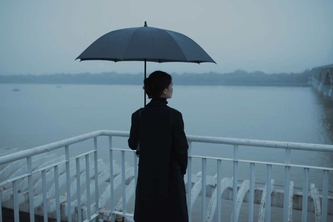 女生伤感背影雨伞图片图片