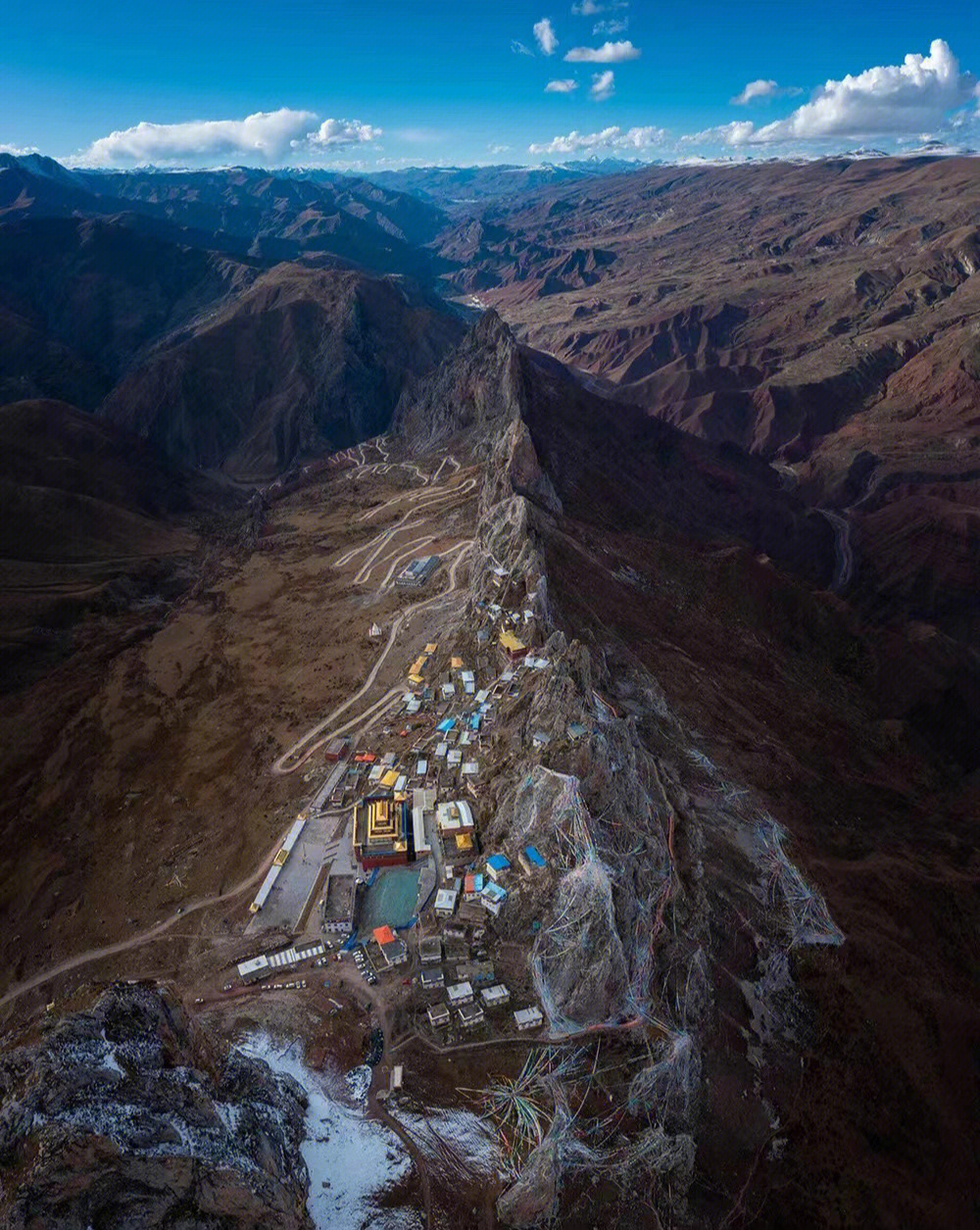 孜珠山上有座孜珠寺,坐落于西藏昌都丁青县,海拔4800,距今3000多年