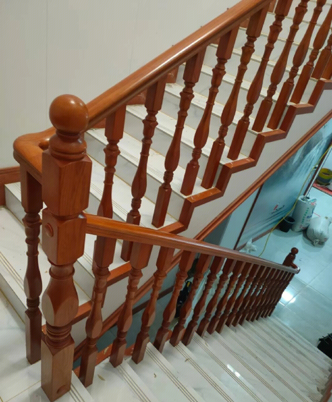 实木烤漆木楼梯栏杆护栏u型槽楼梯扶手钢化玻璃卡槽室内现代-阿里巴巴