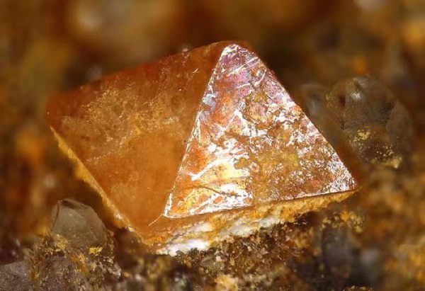 矿物晶体标本科普48白钨矿3