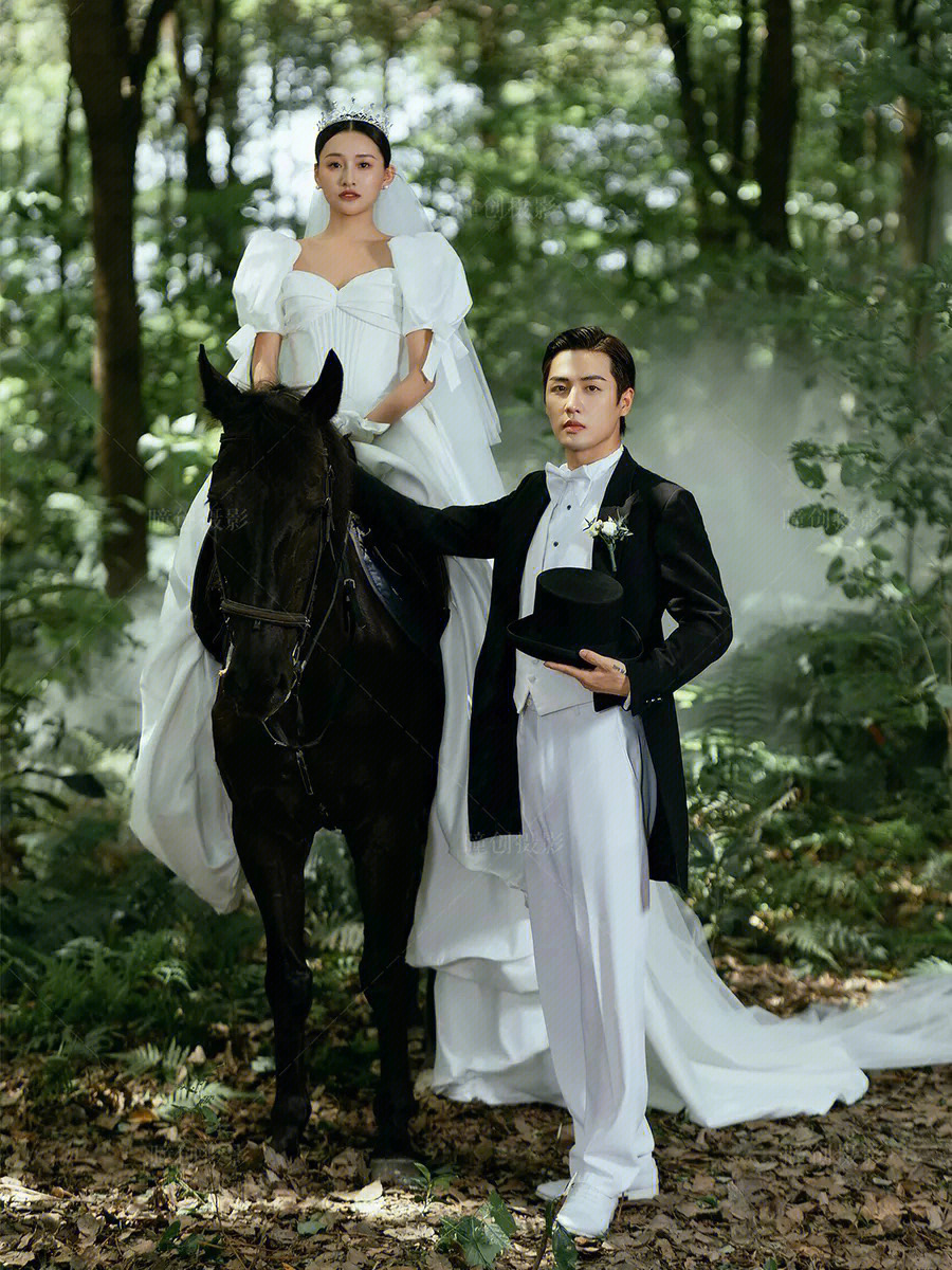 小火了一年的骑马婚纱照成片像在逃公主