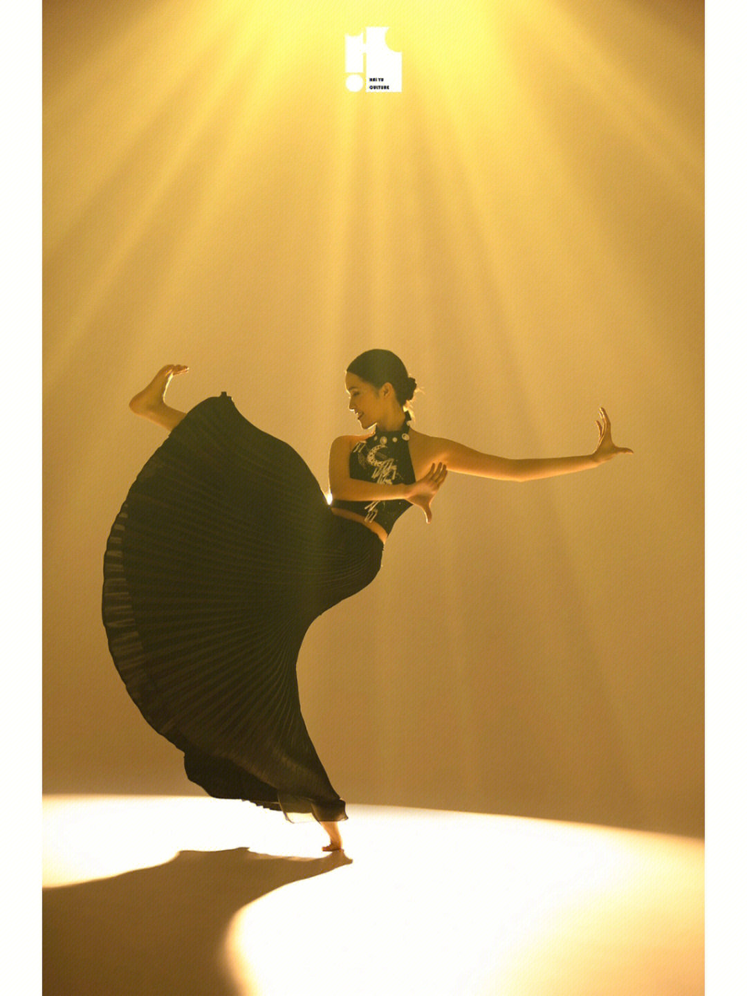 傣族舞蹈造型摆拍图片