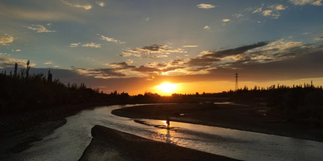 夕阳下的小河图片