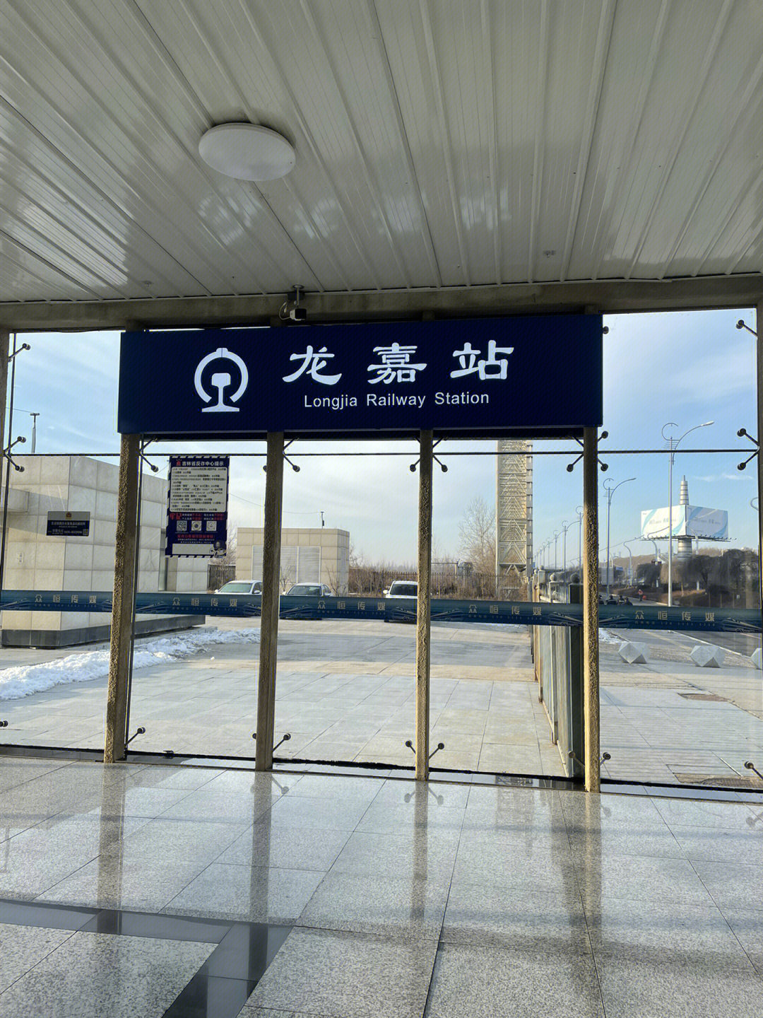 龙嘉机场出站口图片