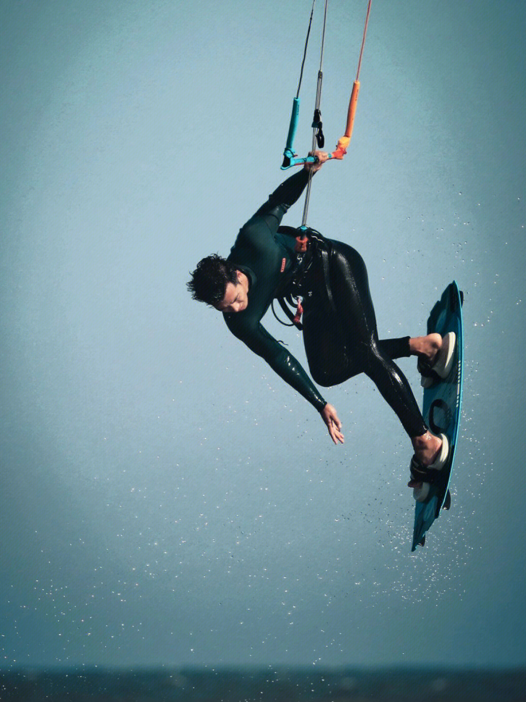 风筝冲浪】kitesurfing/kiteboarding/flysurfing是一项借助充气风筝