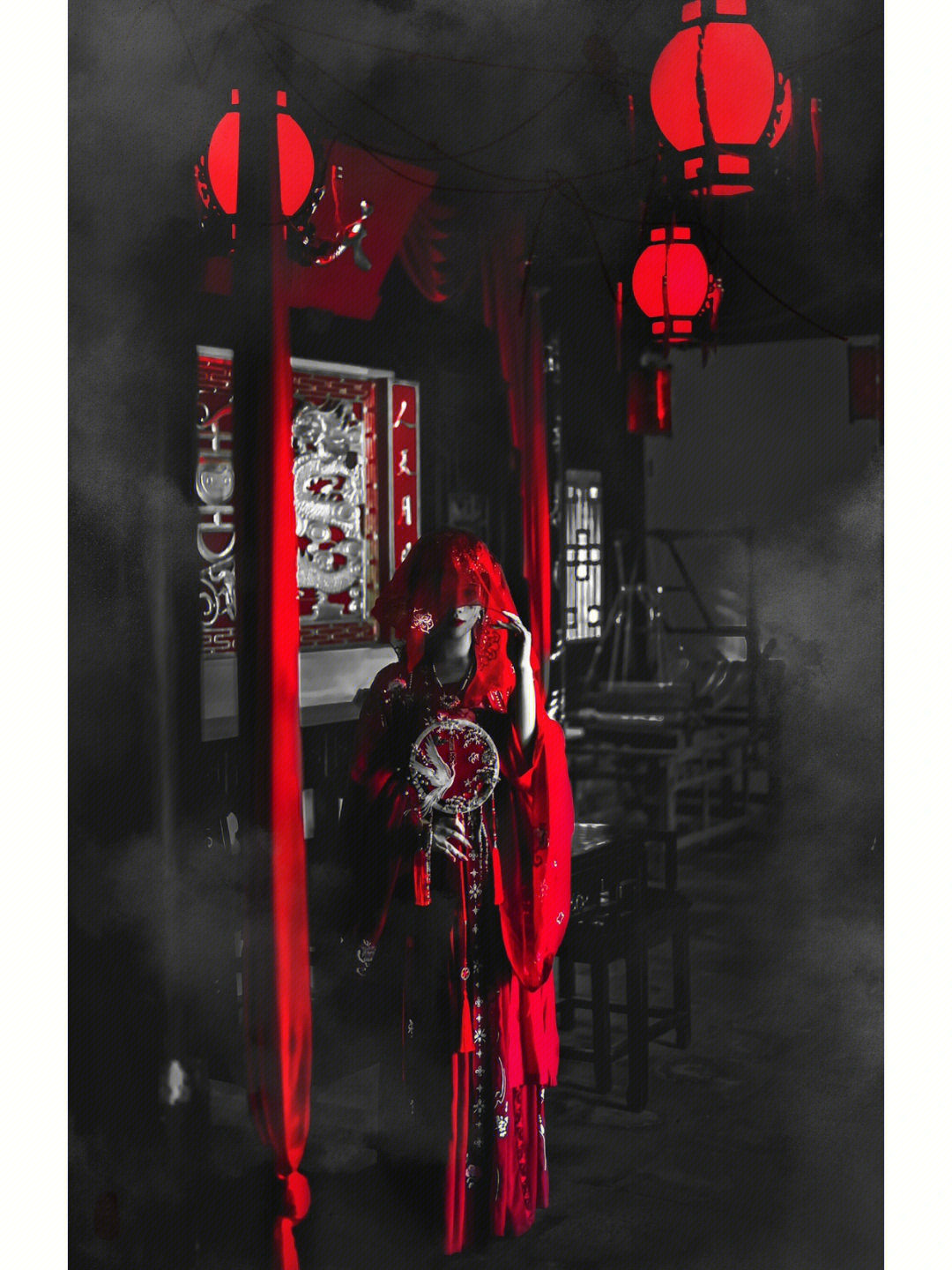 可真喜庆呢汉服十三余扇子骆易家#汉服#拍照#来拍照了#鬼新娘