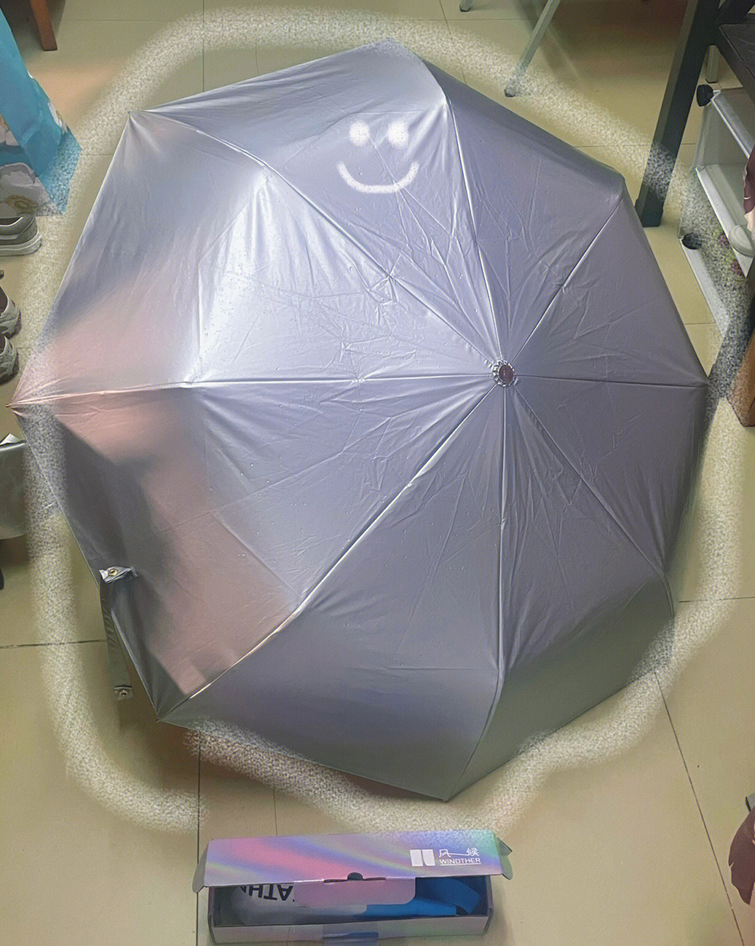 R标的雨伞图片