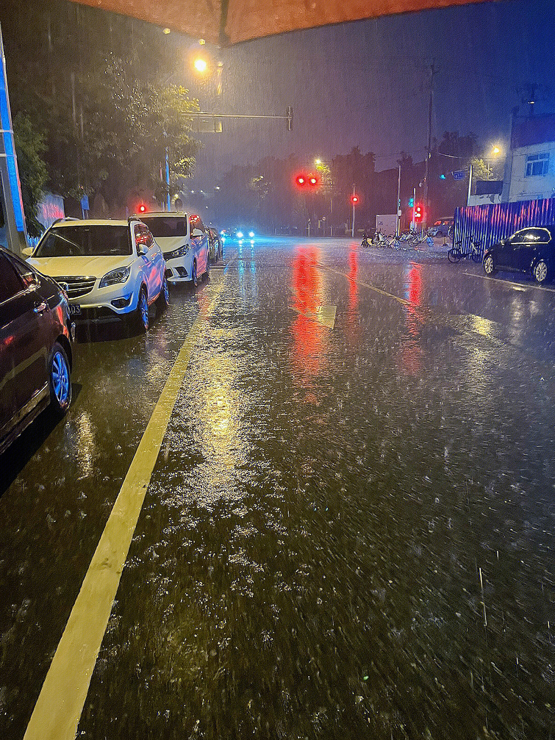 晚上淋雨图片真实照片图片