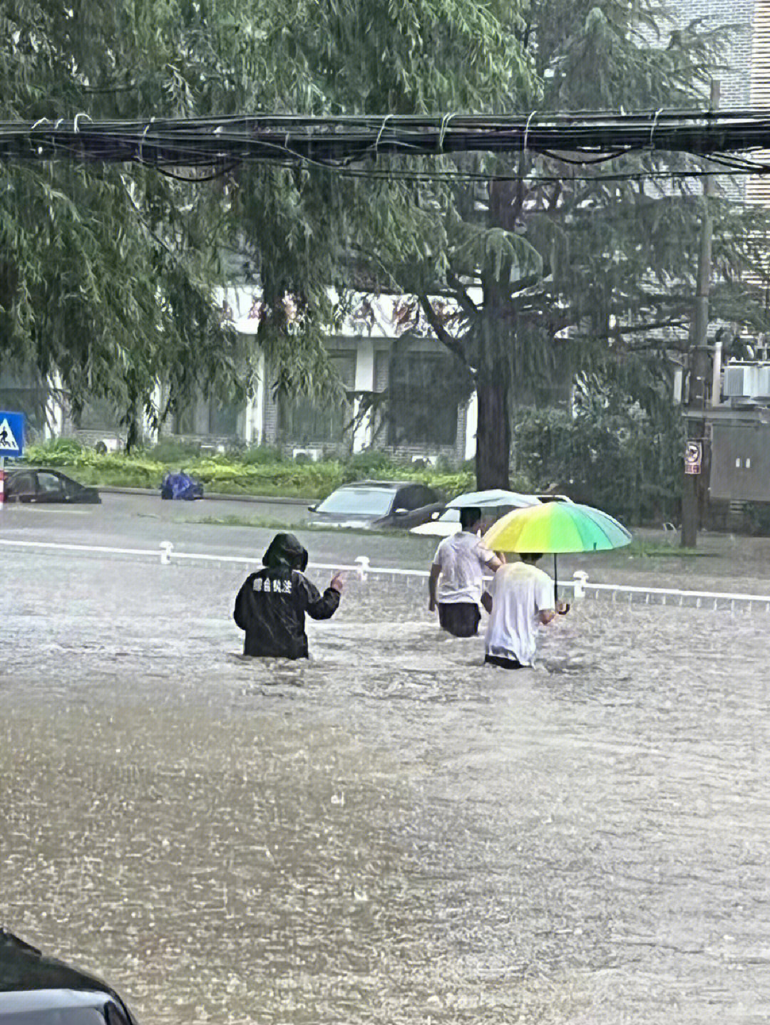 下雨天搬砖图片图片