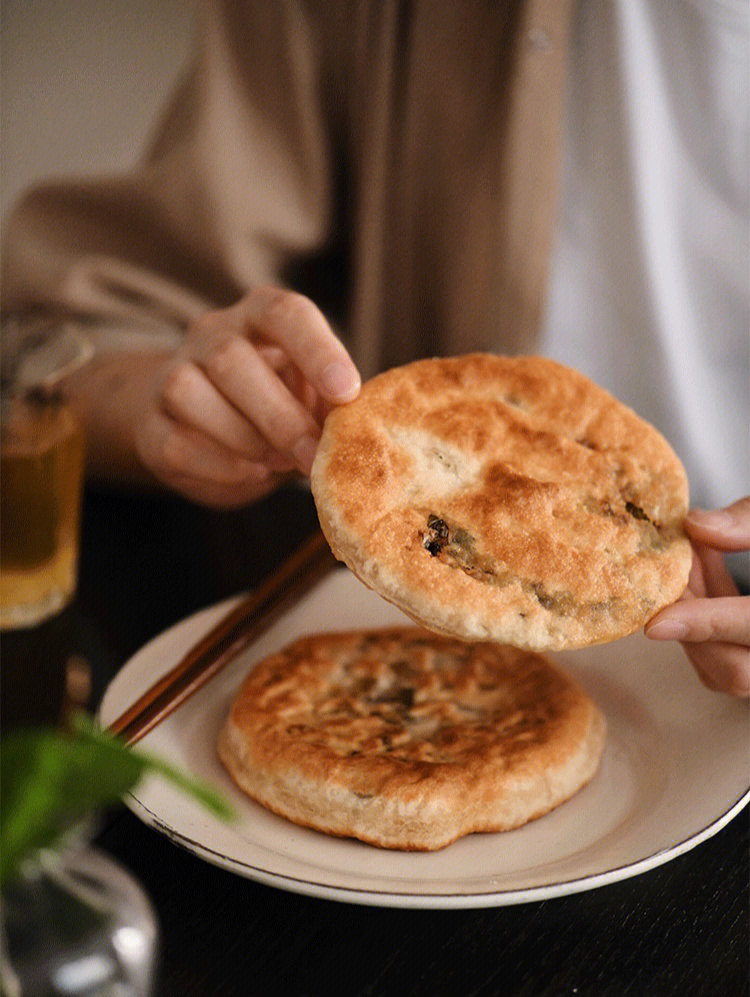 香煎雪菜饼放学常吃的小食还是老味道