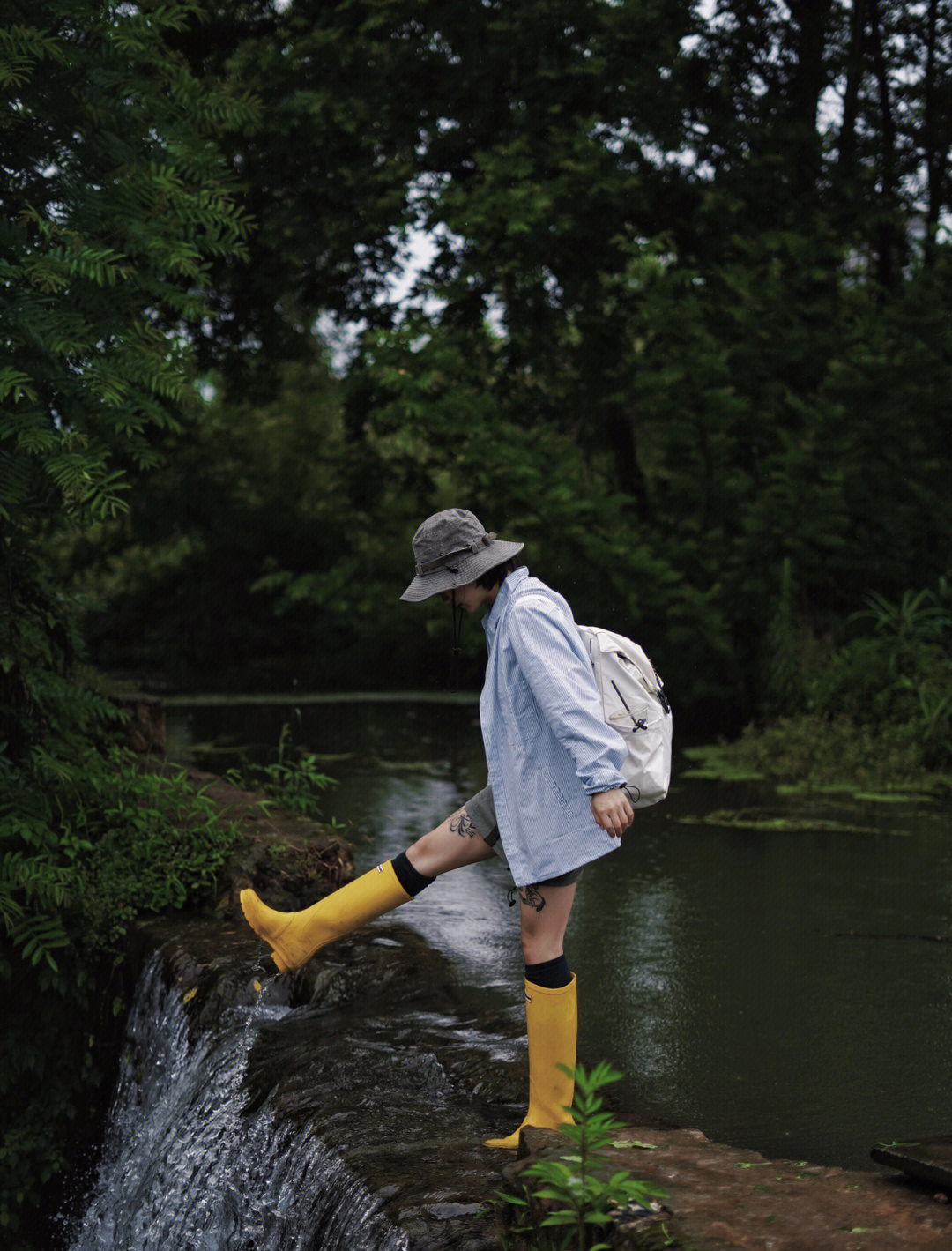 雨天筒筒鞋踩水快乐