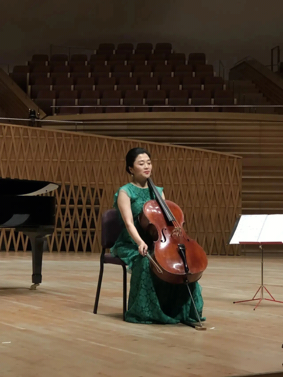 今天有幸在上海交响音乐厅听到许玉莲女士大提琴独奏音乐会《绽放》