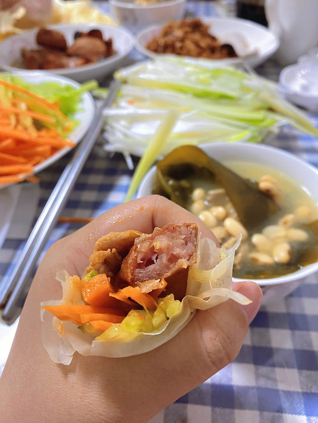 饼皮食材:饺子皮300g,茶油具体做法:每张饺子皮都要刷满油,我用的是