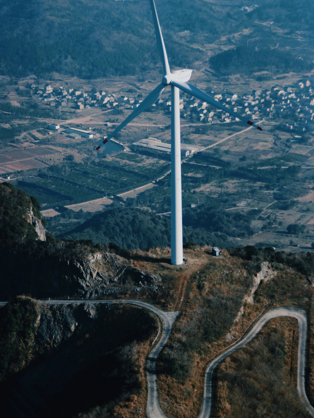 珠山一览风车的盘山公路