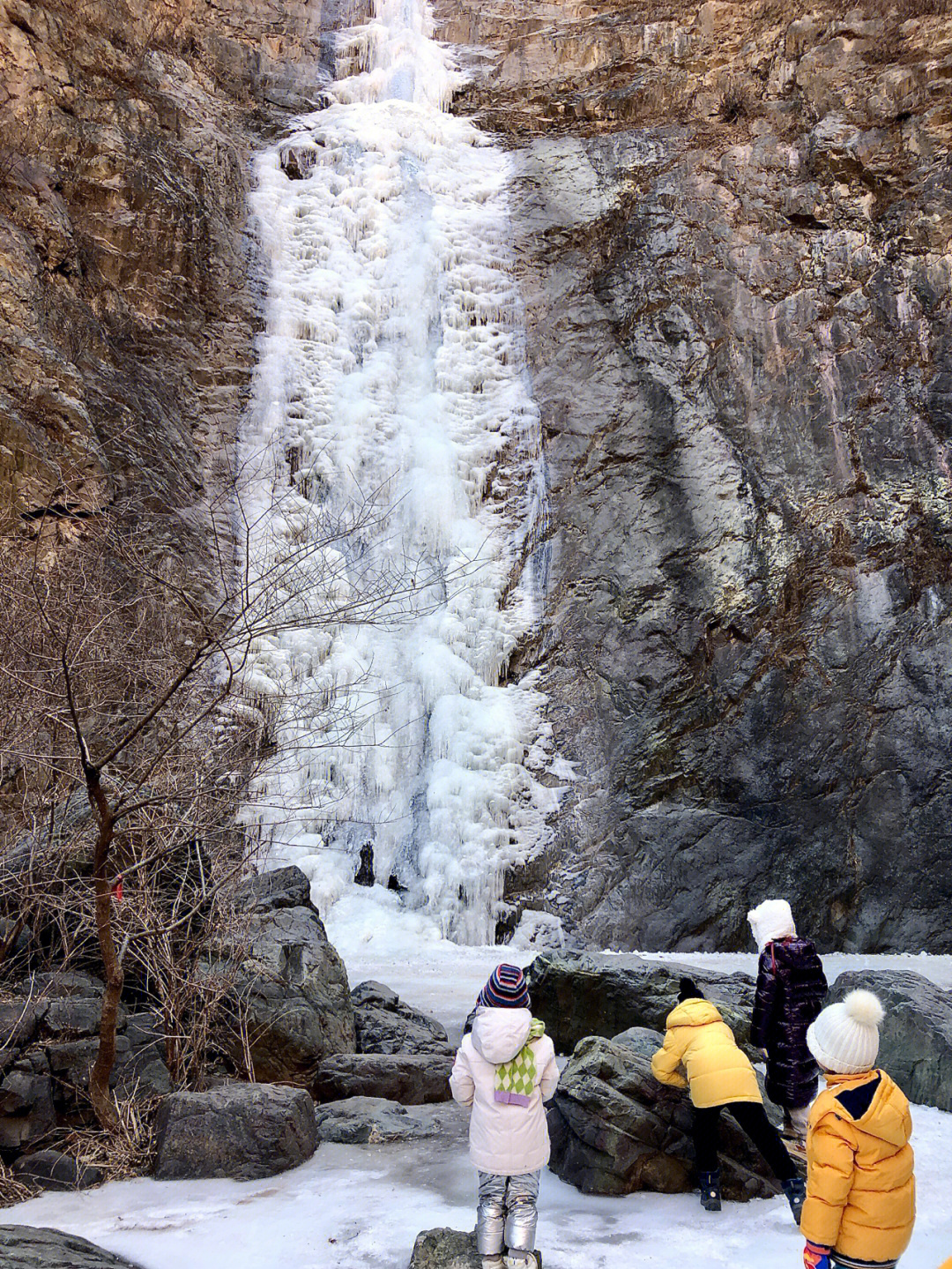 最近和朋友们发现了一个30米高的壮美的野生冰瀑布,在京西门头沟安