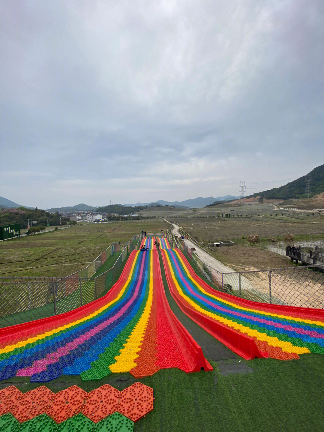 泰安里峪村彩虹滑道图片