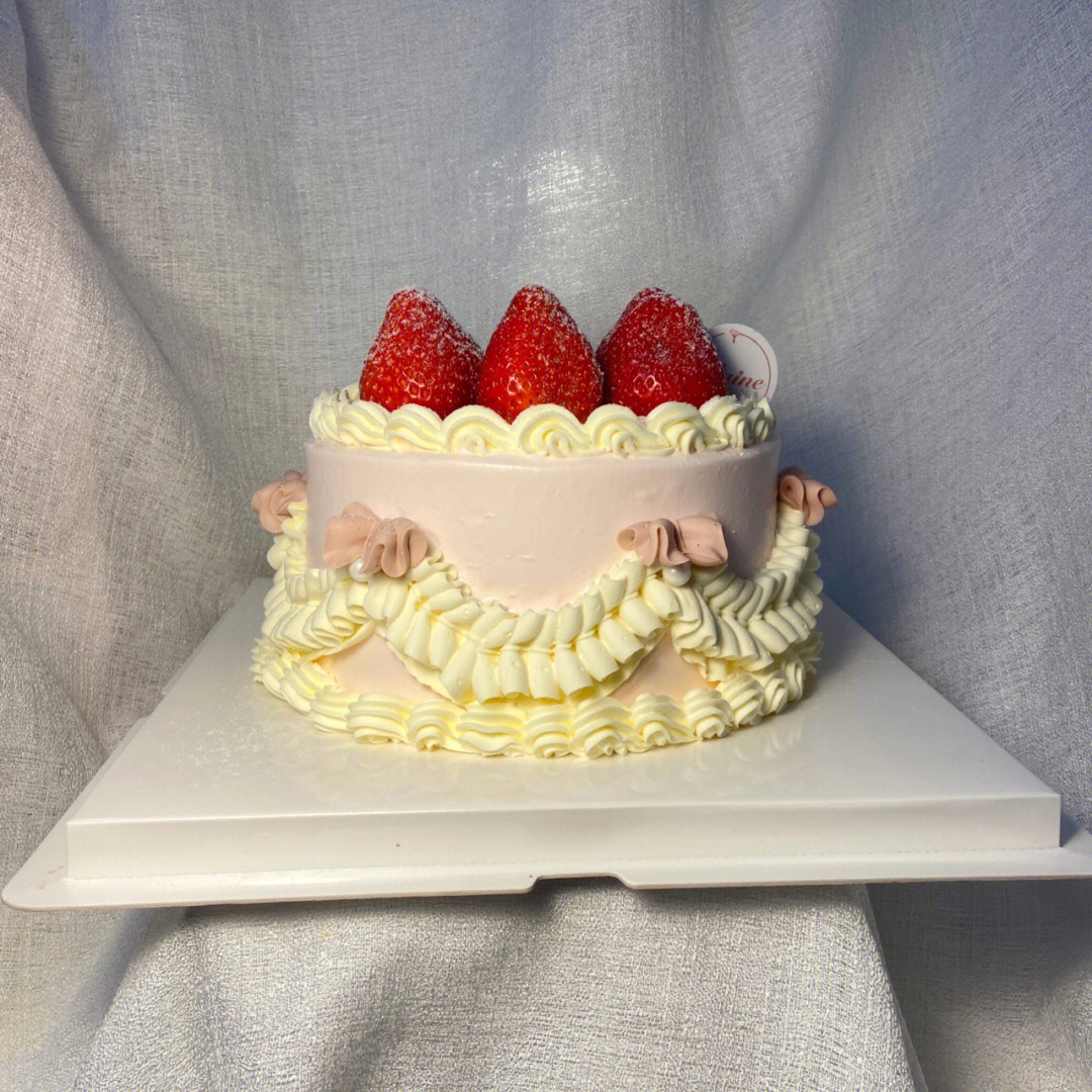 六寸裱花草莓蛋糕