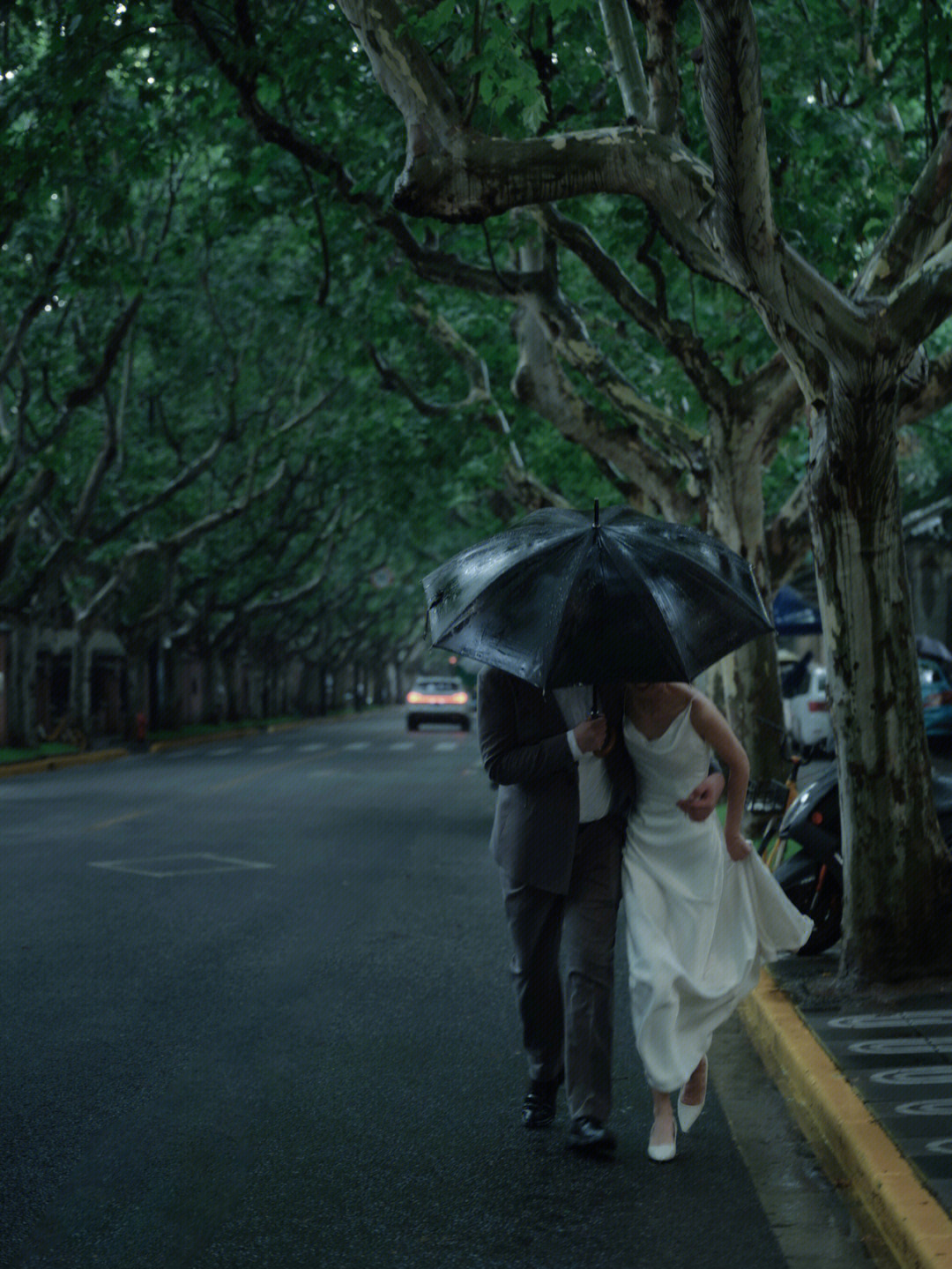 两个人雨中一把伞图片图片