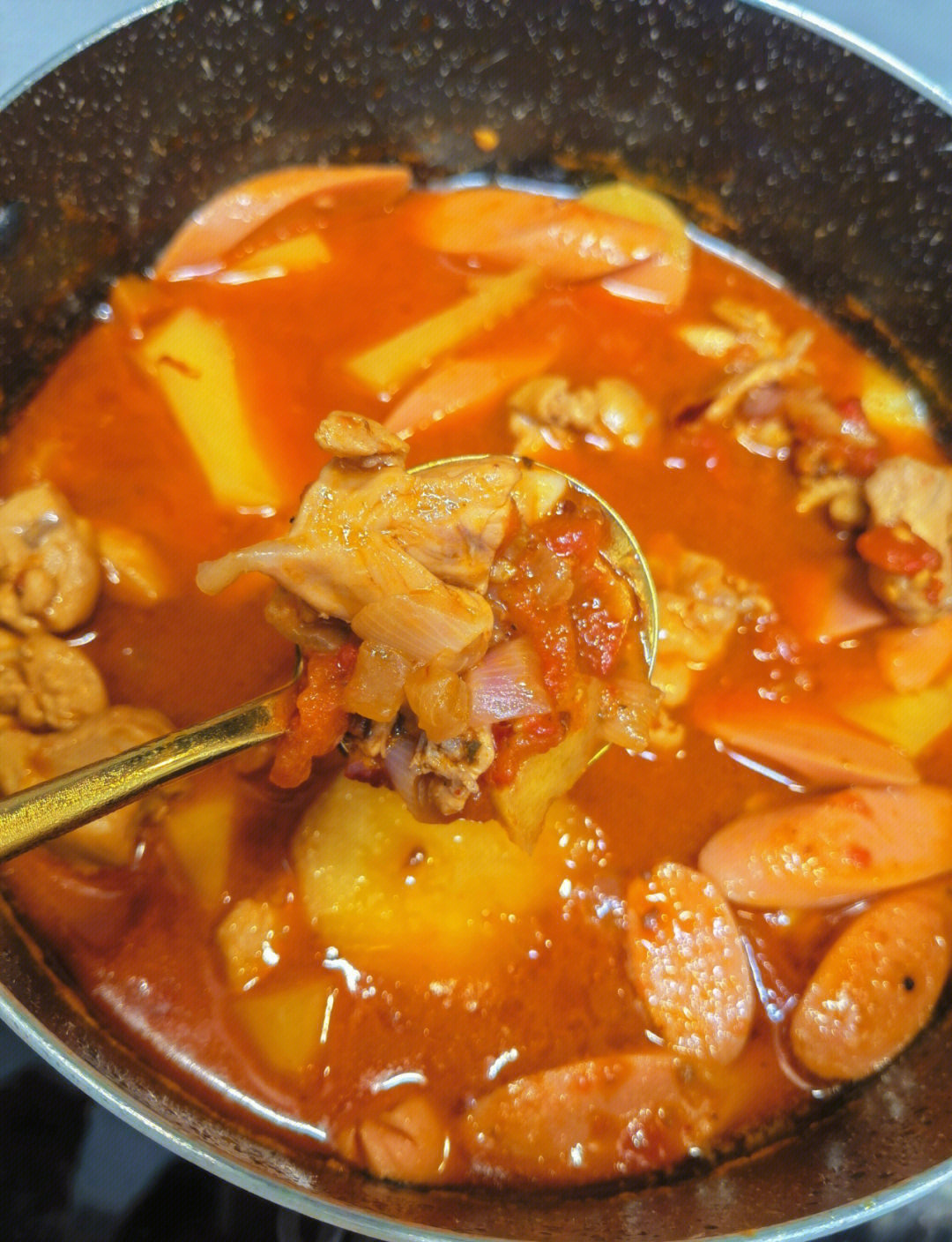 鸡腿,番茄,洋葱,蒜,火锅底料做法:166鸡腿宰块,油热后倒入煸炒变色
