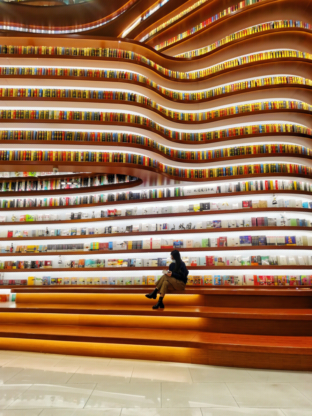 外图厦门书城最大的五层图书馆