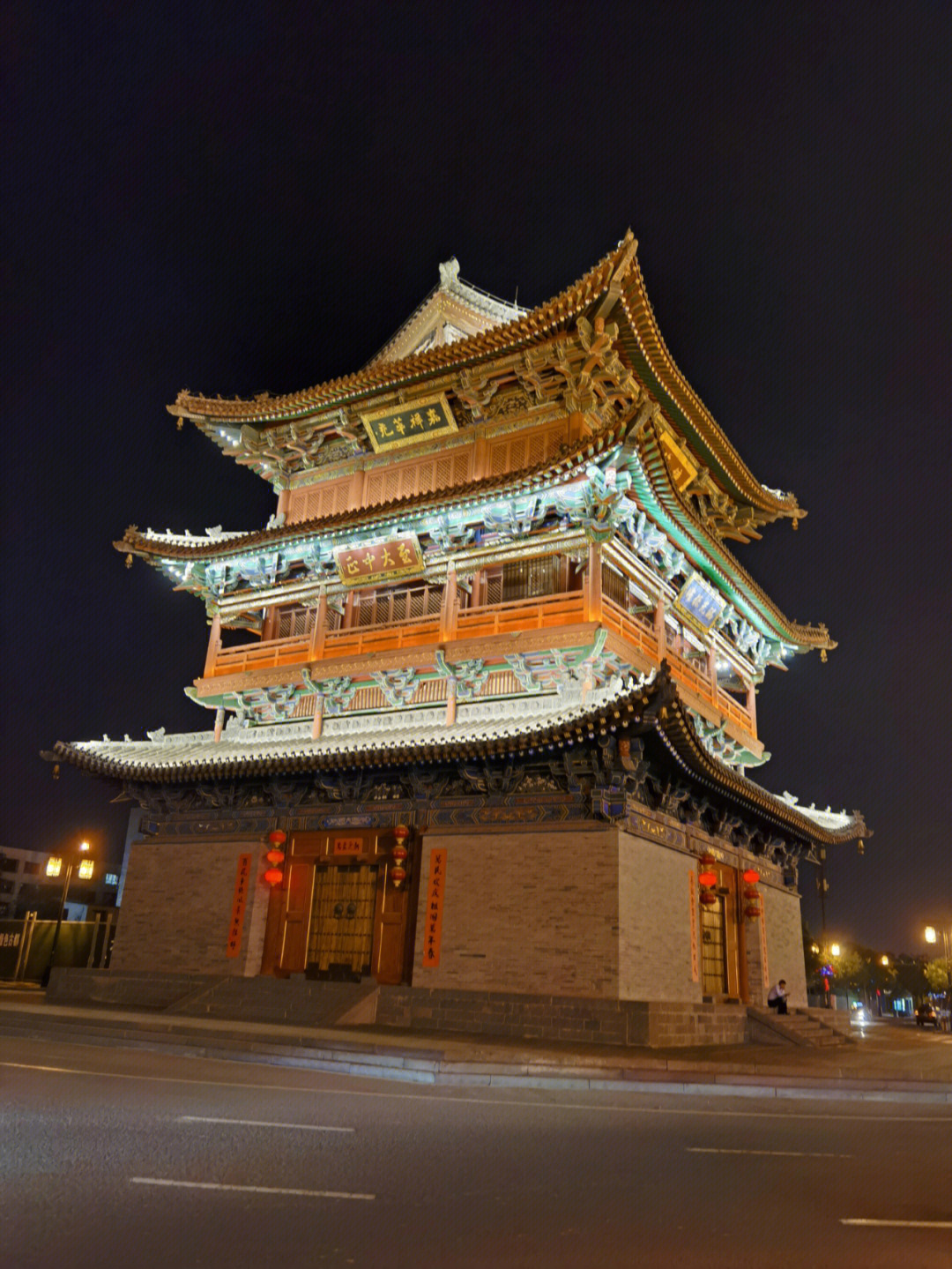 东邻清真大寺,南邻纯阳宫,西邻华严寺,为该地区重要标志性建筑