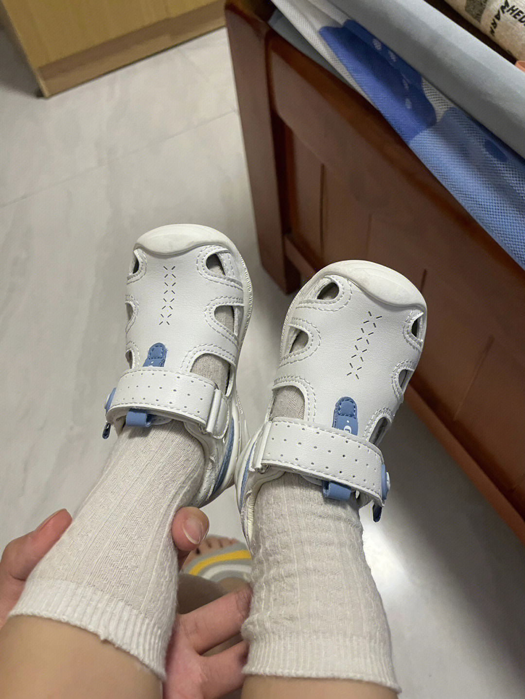 我儿14个月,前2双鞋是江博士网面的单鞋,脚长得快,又因为刚学走路不能
