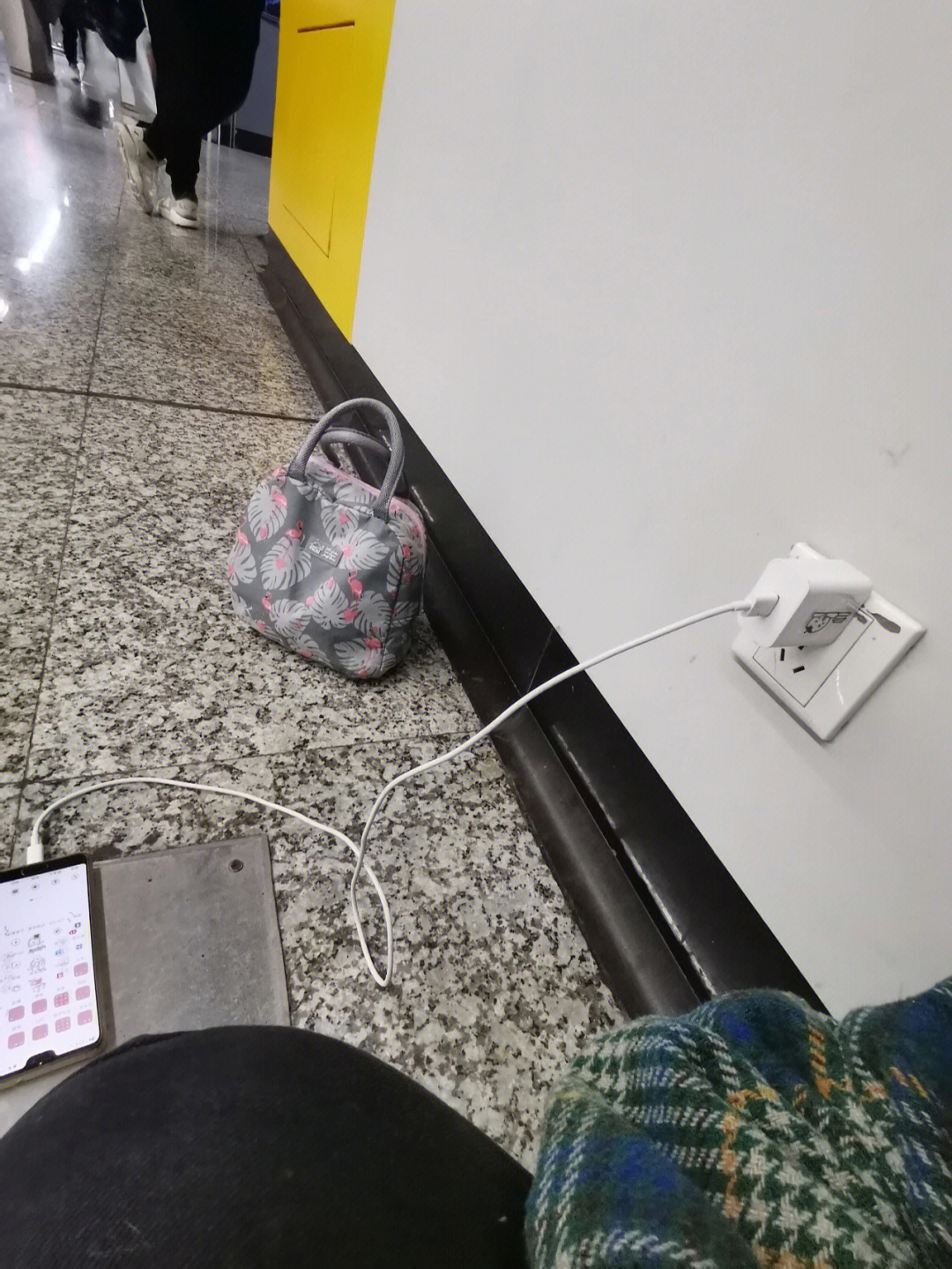没电,幸好带了充电器,所以现在的我蹲在地铁站在充电等同事一起坐核酸