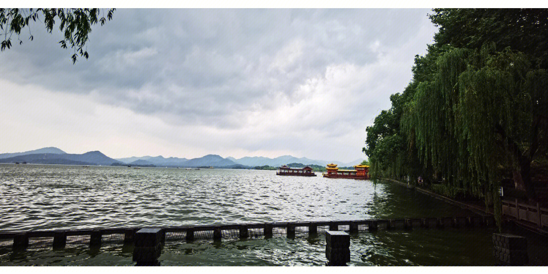 今天又是地铁出行,刚走到西湖边就开始下大雨,母女俩冒雨前行,一会晴