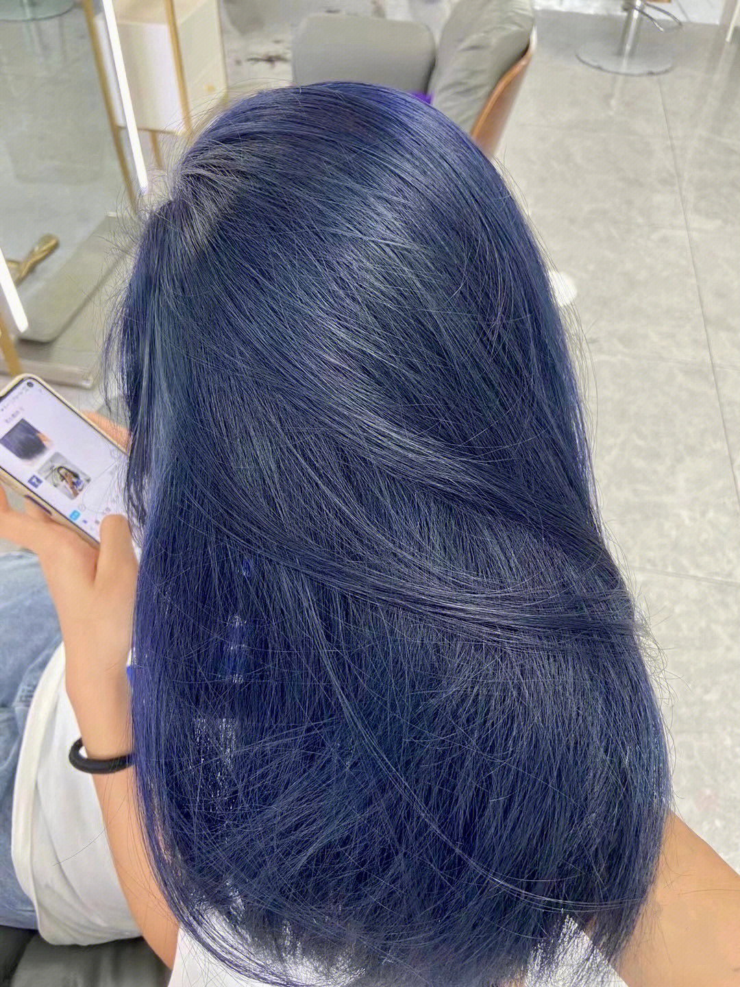蓝灰色发色是今年特别流行的一种颜色,这个颜色是蓝色调中偏灰一点的