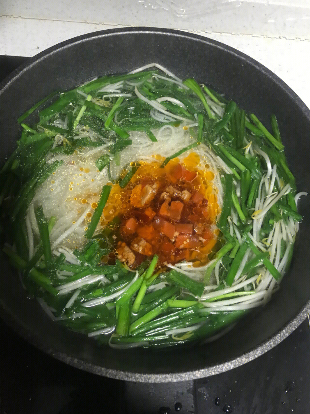 主料:韭菜 绿豆芽 米线 已经做好的辣肉做法:1
