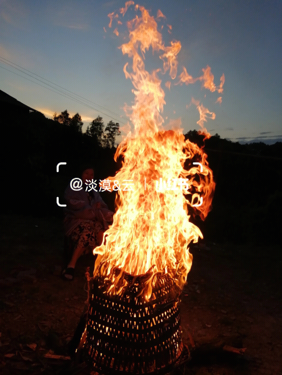 五月烤火昼夜温差大篝火素材图片