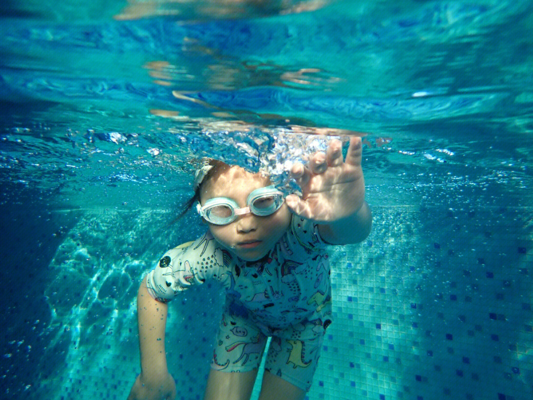长期游泳的孩子更快乐有科学证明